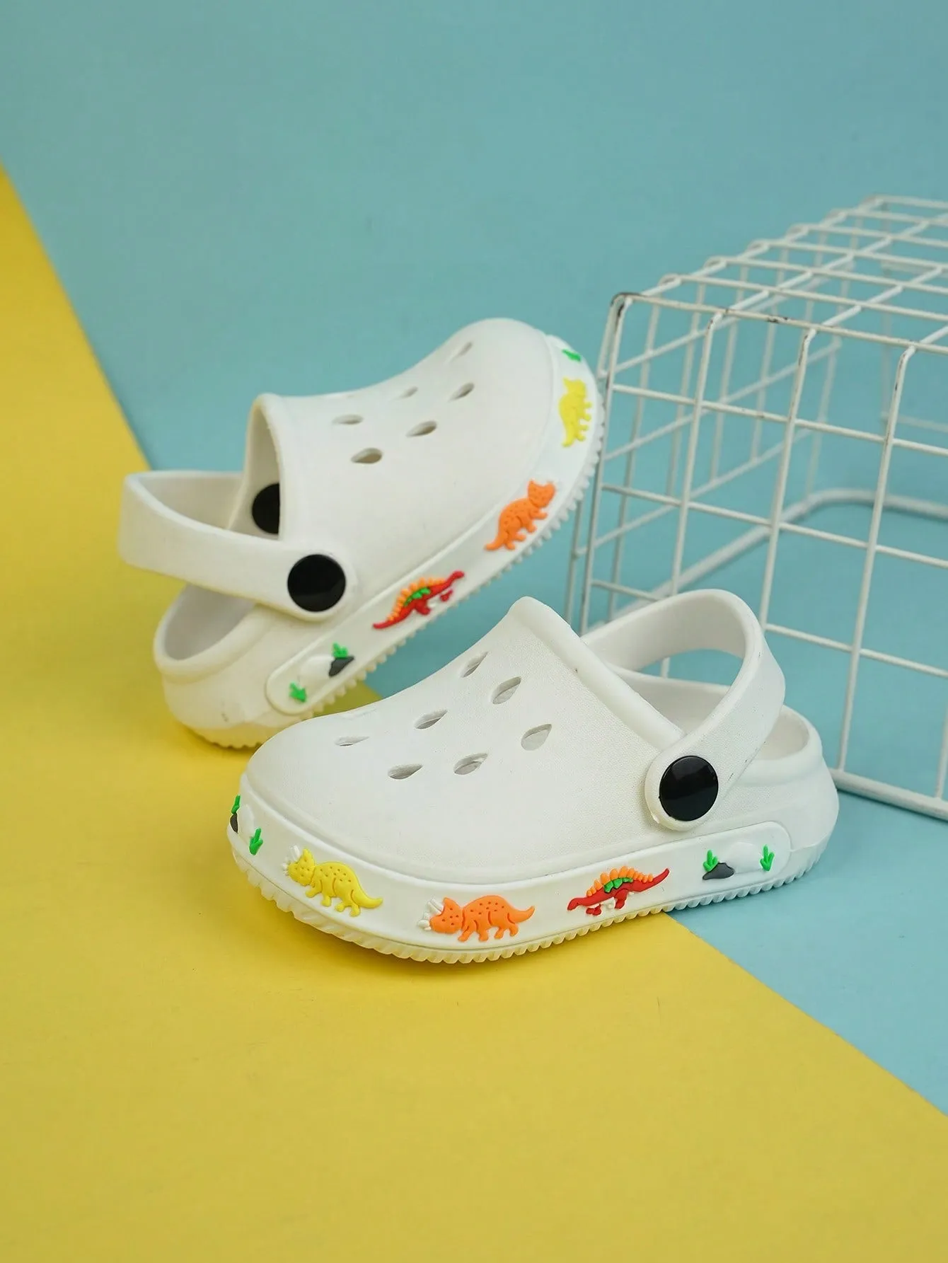 1pair Boys Hollow Out Design Cartoon Pattern Anti-slip Vented Clogs