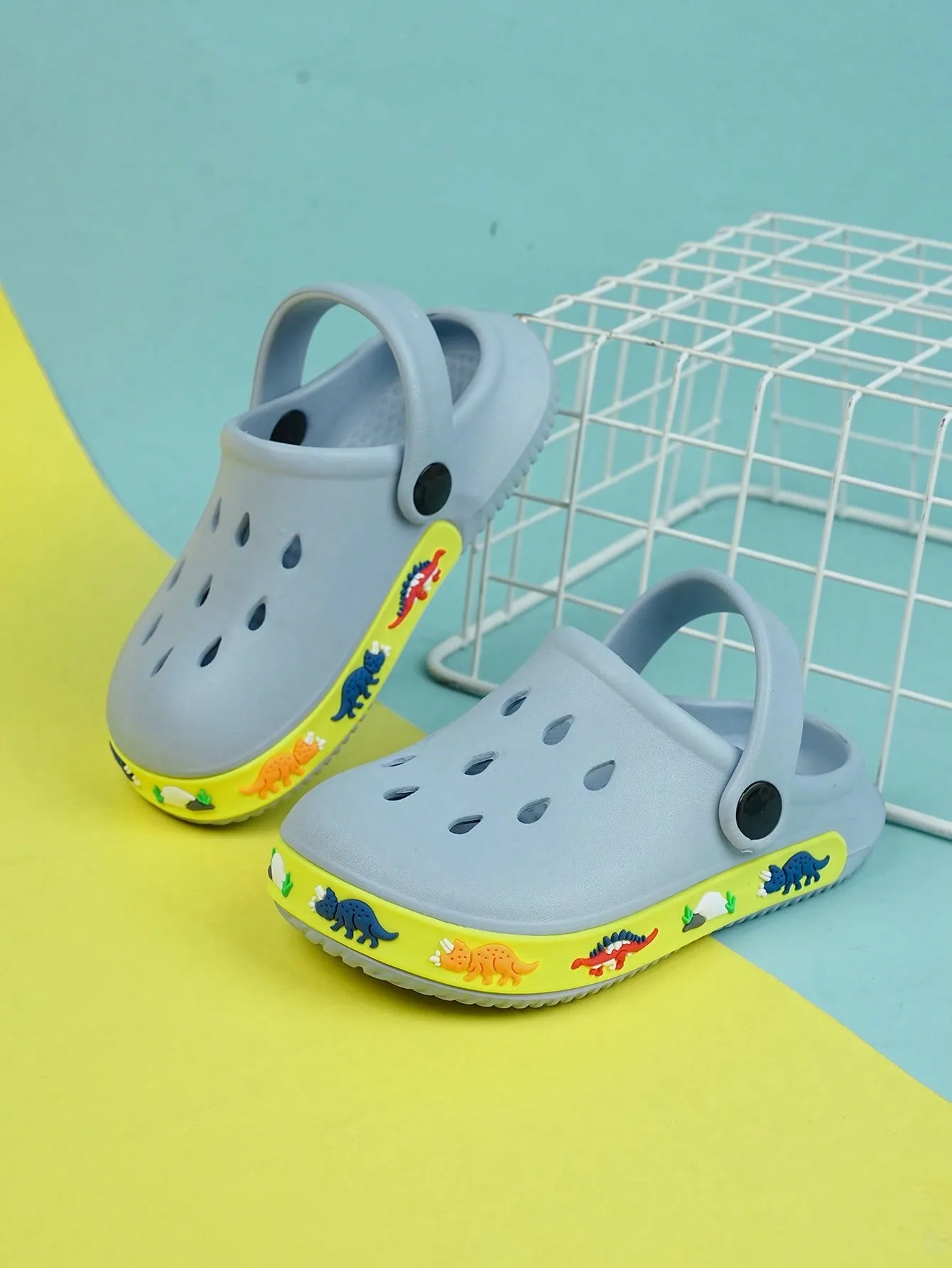 1pair Boys Hollow Out Design Cartoon Pattern Anti-slip Vented Clogs