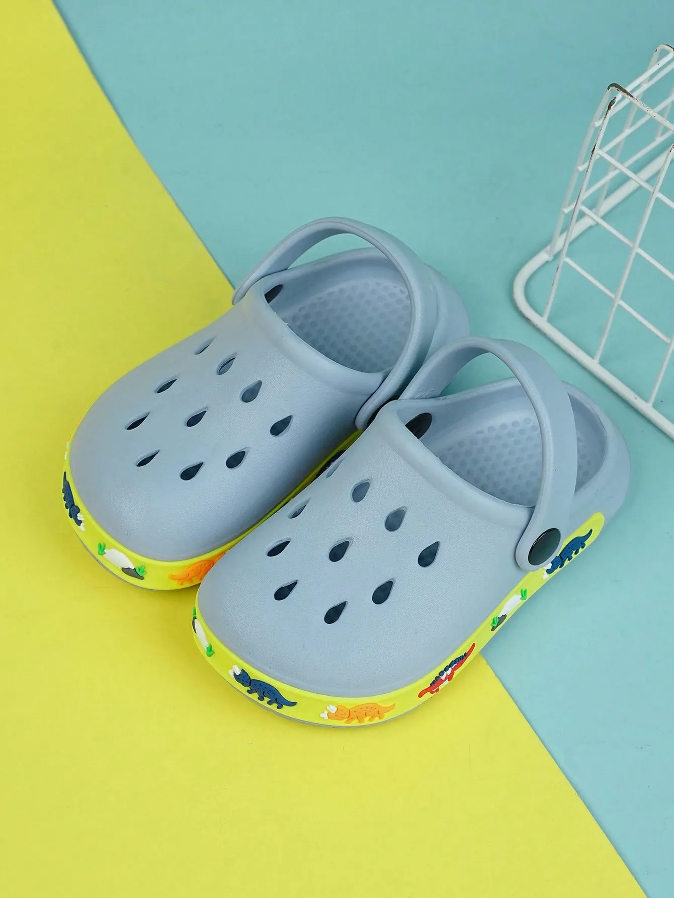 1pair Boys Hollow Out Design Cartoon Pattern Anti-slip Vented Clogs