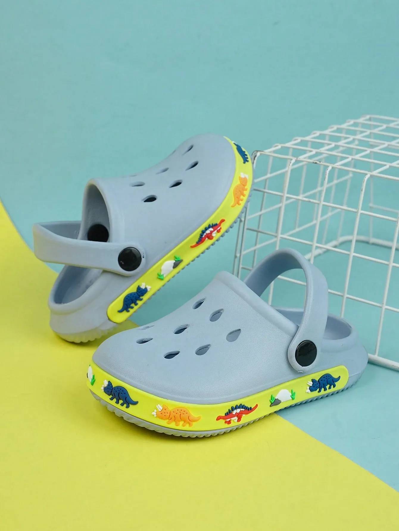 1pair Boys Hollow Out Design Cartoon Pattern Anti-slip Vented Clogs