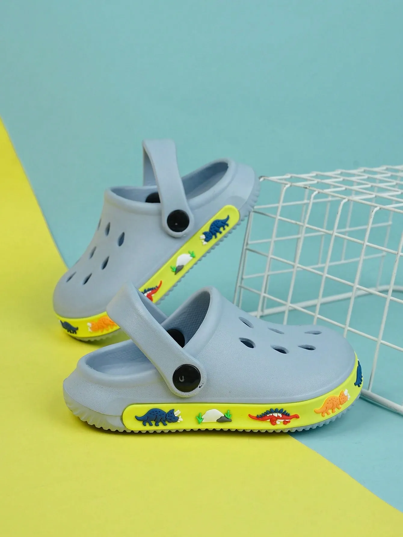 1pair Boys Hollow Out Design Cartoon Pattern Anti-slip Vented Clogs
