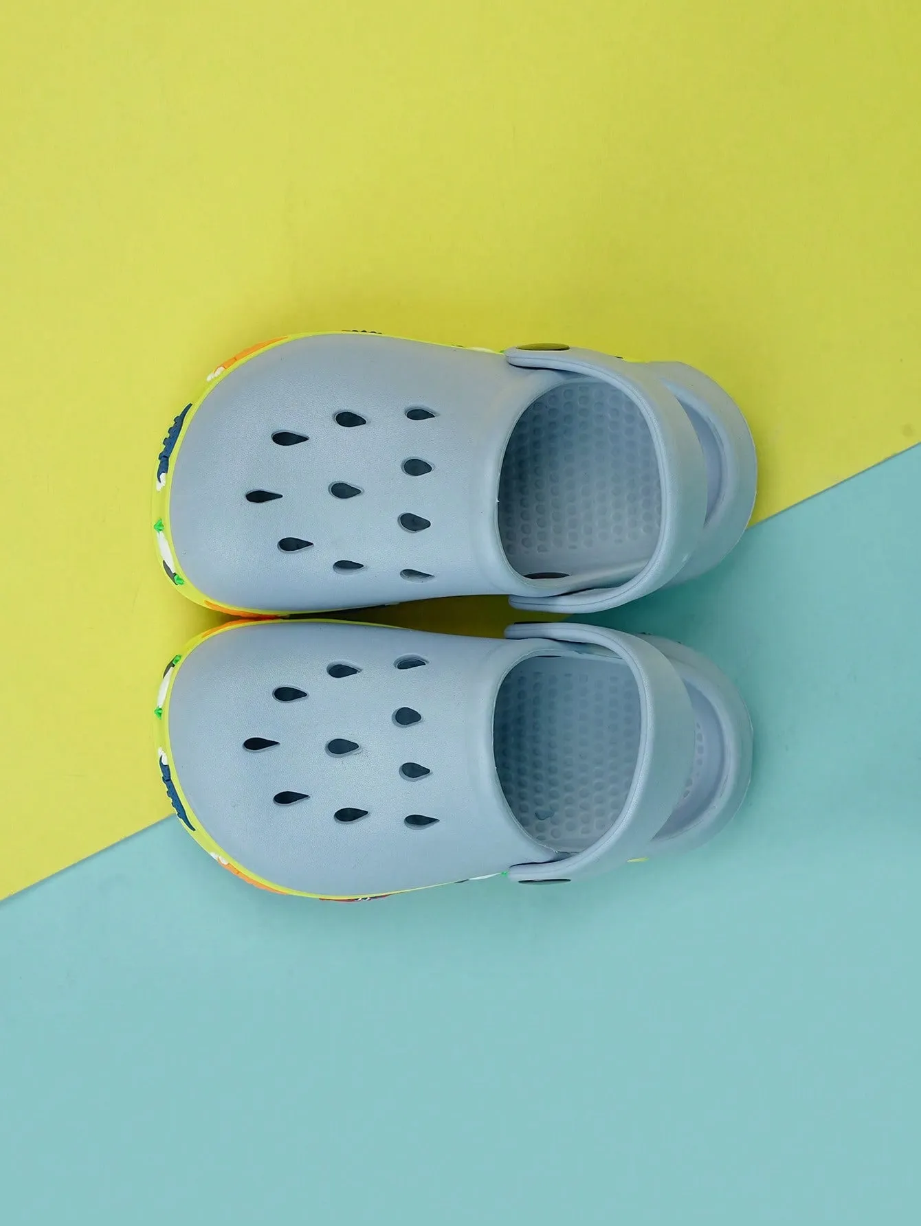 1pair Boys Hollow Out Design Cartoon Pattern Anti-slip Vented Clogs