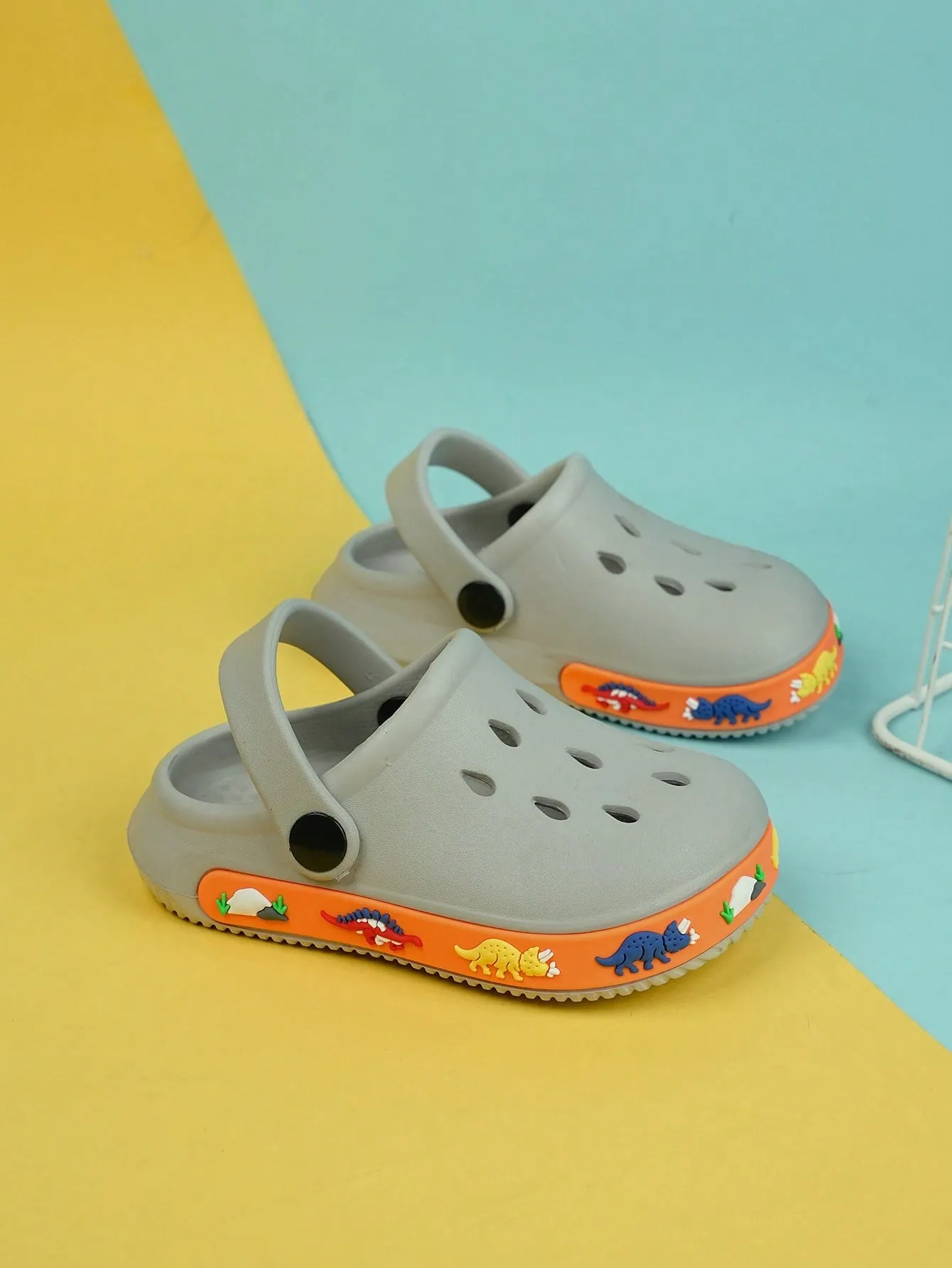1pair Boys Hollow Out Design Cartoon Pattern Anti-slip Vented Clogs