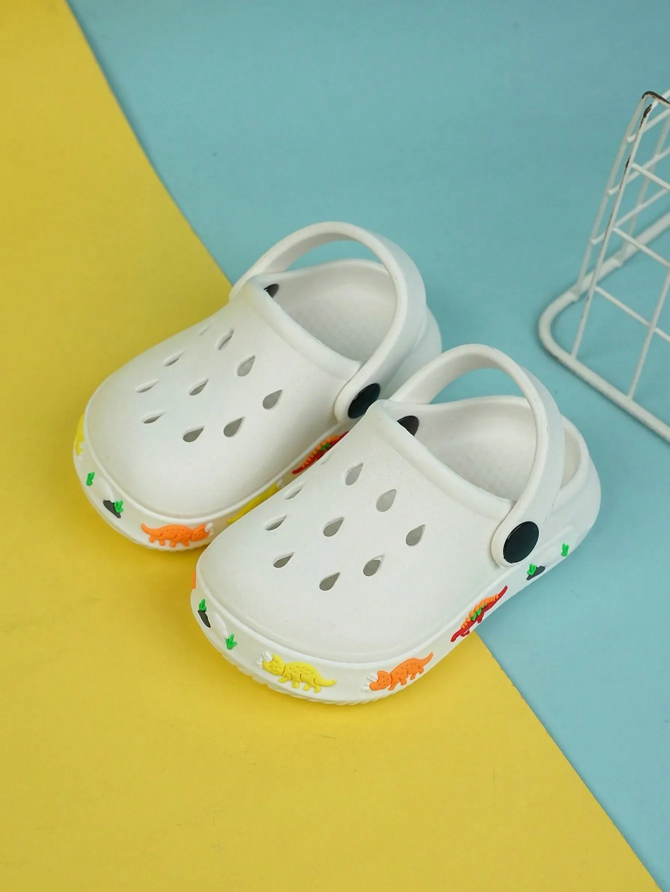 1pair Boys Hollow Out Design Cartoon Pattern Anti-slip Vented Clogs