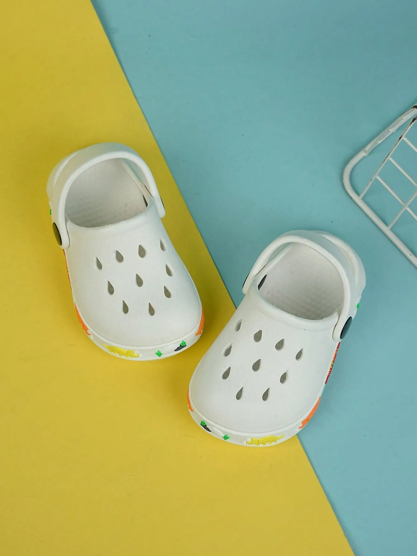 1pair Boys Hollow Out Design Cartoon Pattern Anti-slip Vented Clogs
