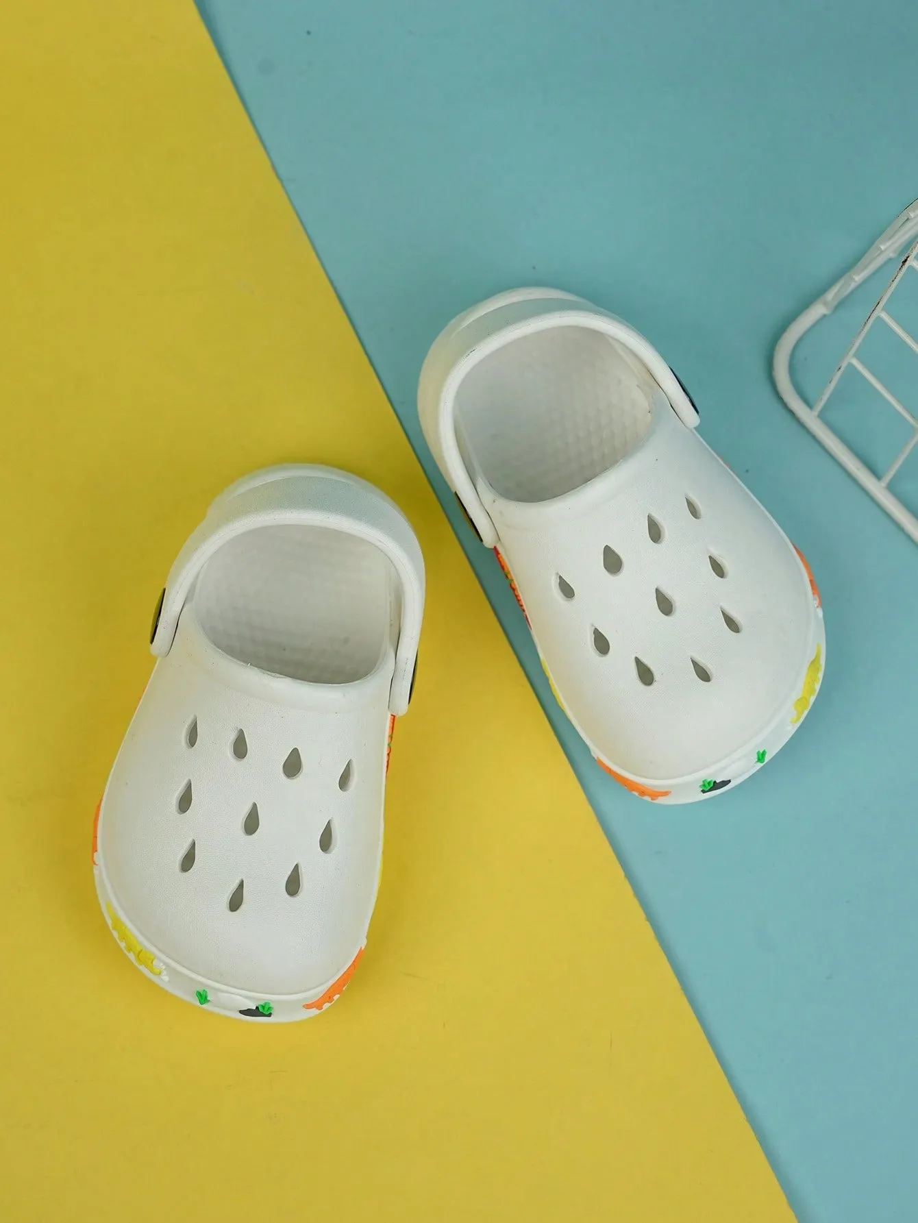 1pair Boys Hollow Out Design Cartoon Pattern Anti-slip Vented Clogs
