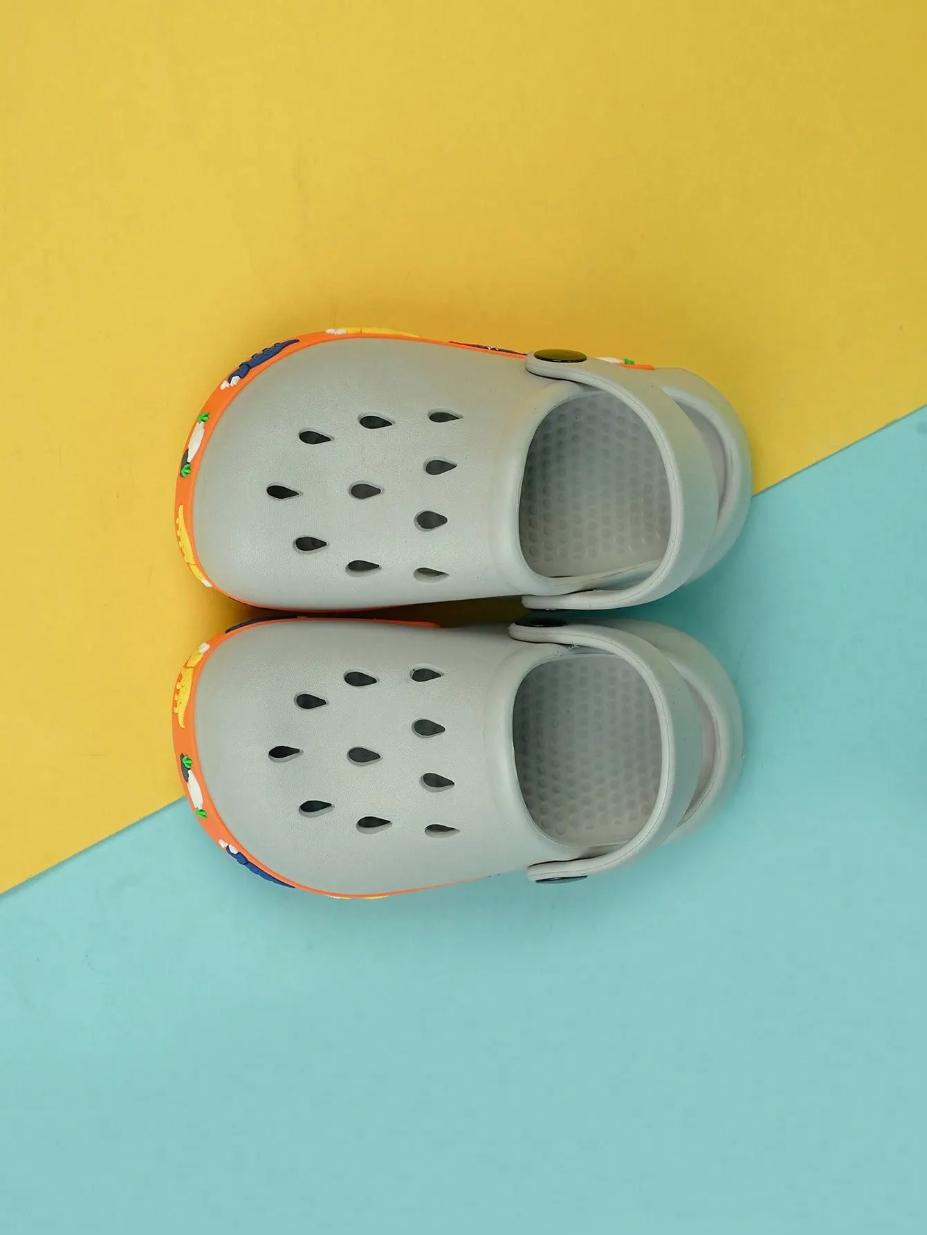 1pair Boys Hollow Out Design Cartoon Pattern Anti-slip Vented Clogs
