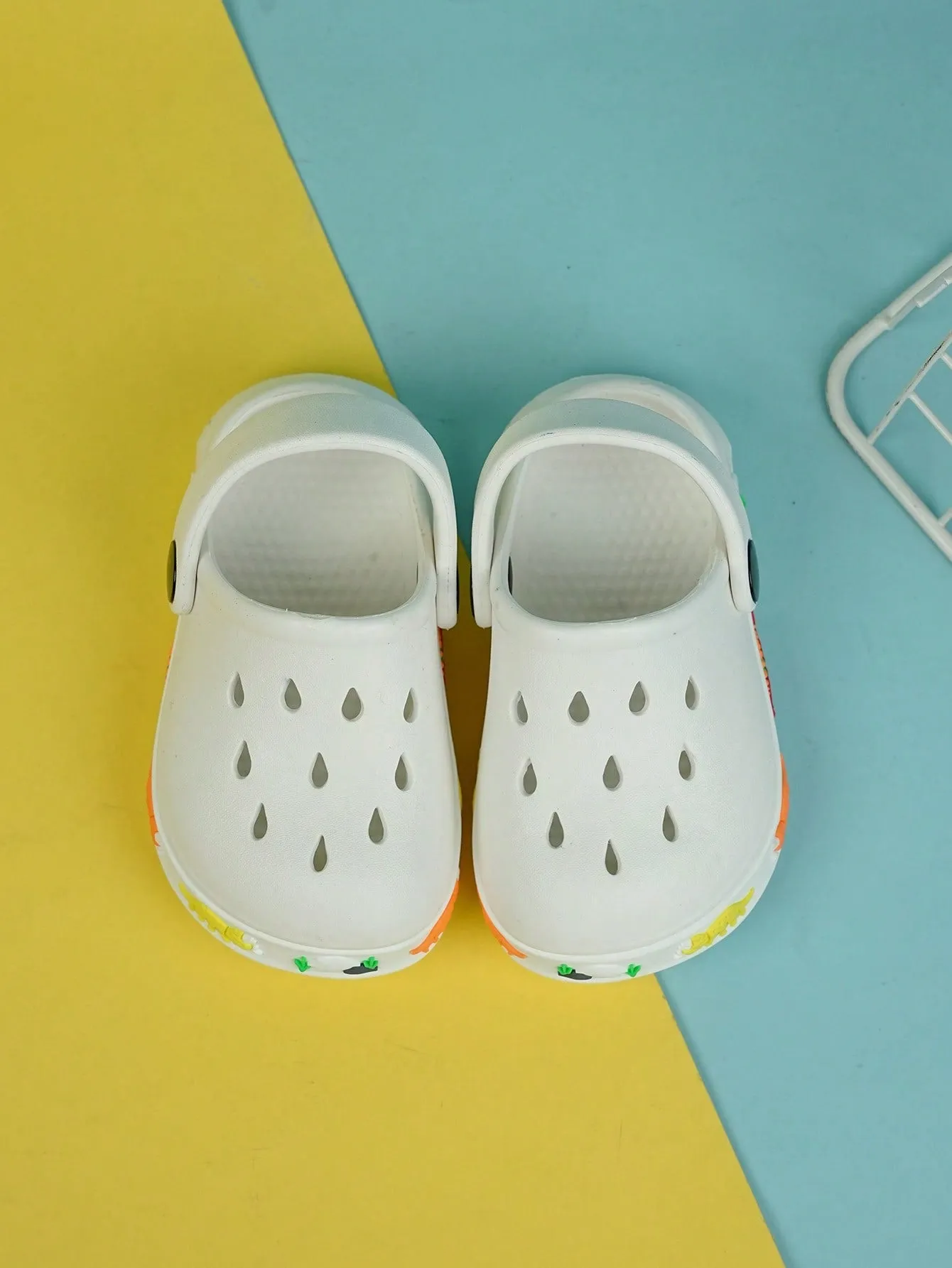 1pair Boys Hollow Out Design Cartoon Pattern Anti-slip Vented Clogs
