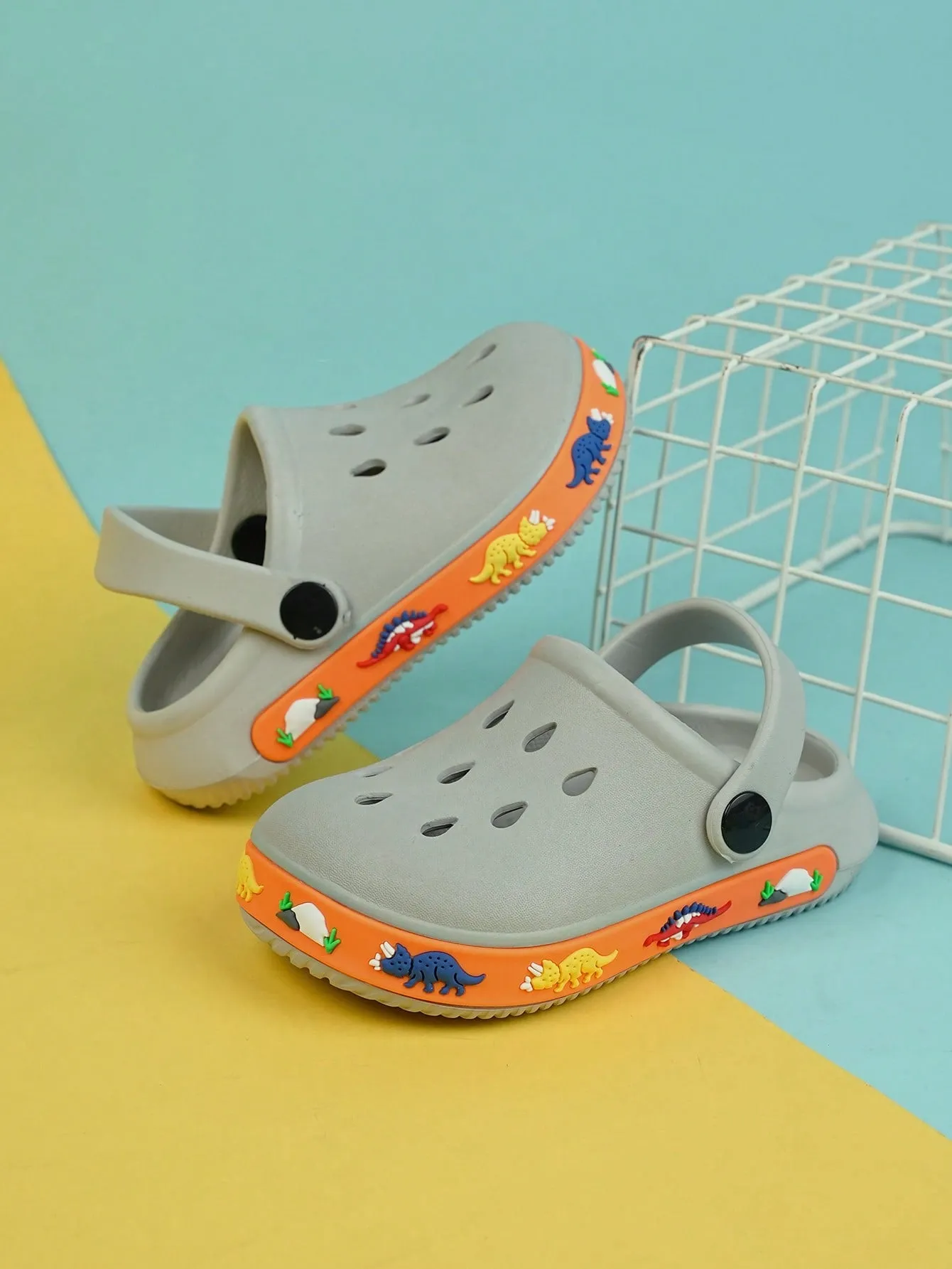 1pair Boys Hollow Out Design Cartoon Pattern Anti-slip Vented Clogs