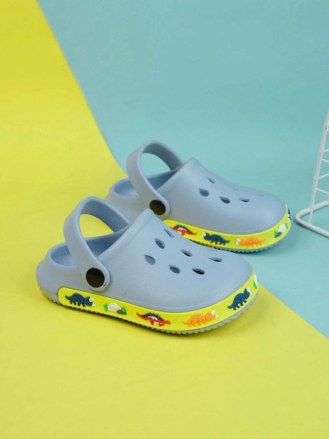 1pair Boys Hollow Out Design Cartoon Pattern Anti-slip Vented Clogs