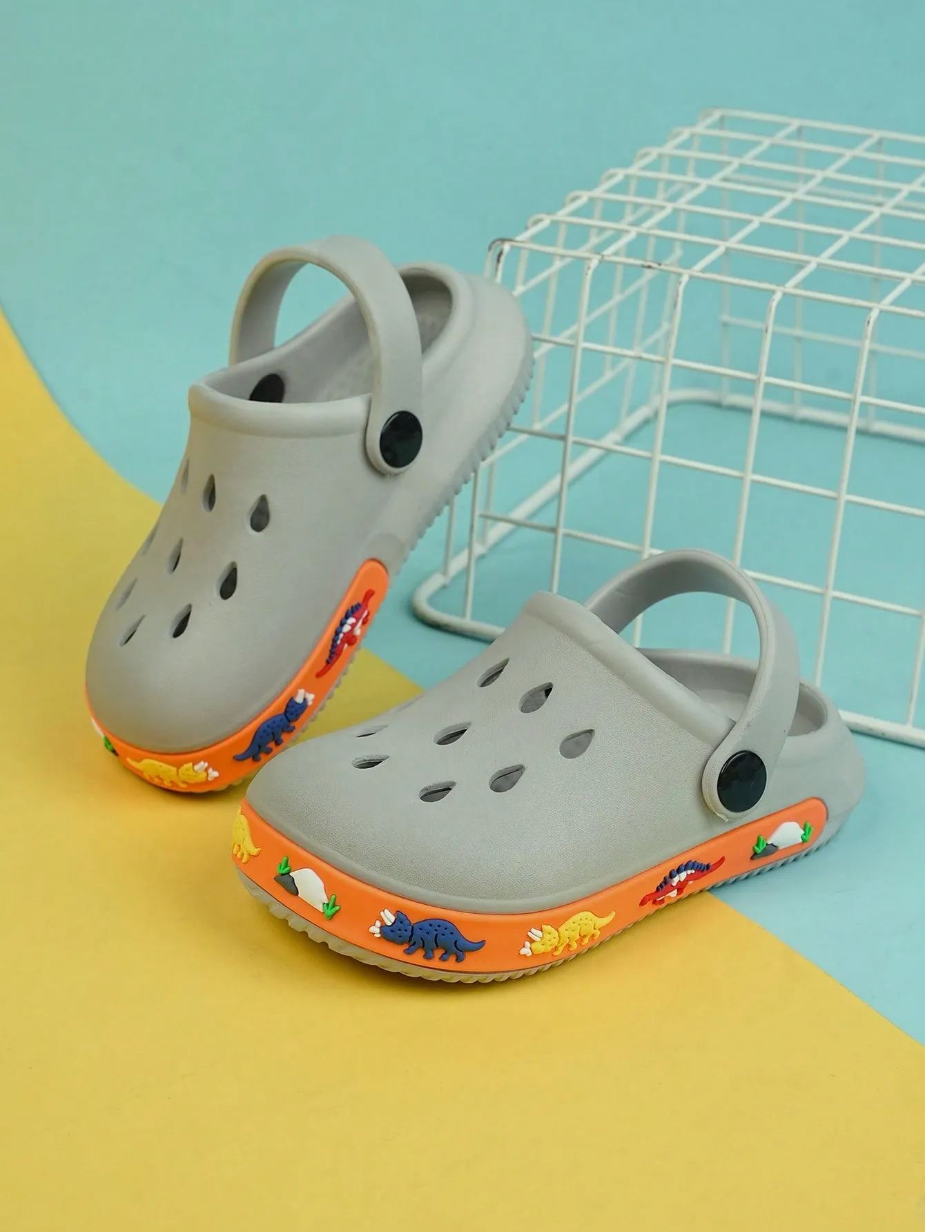 1pair Boys Hollow Out Design Cartoon Pattern Anti-slip Vented Clogs