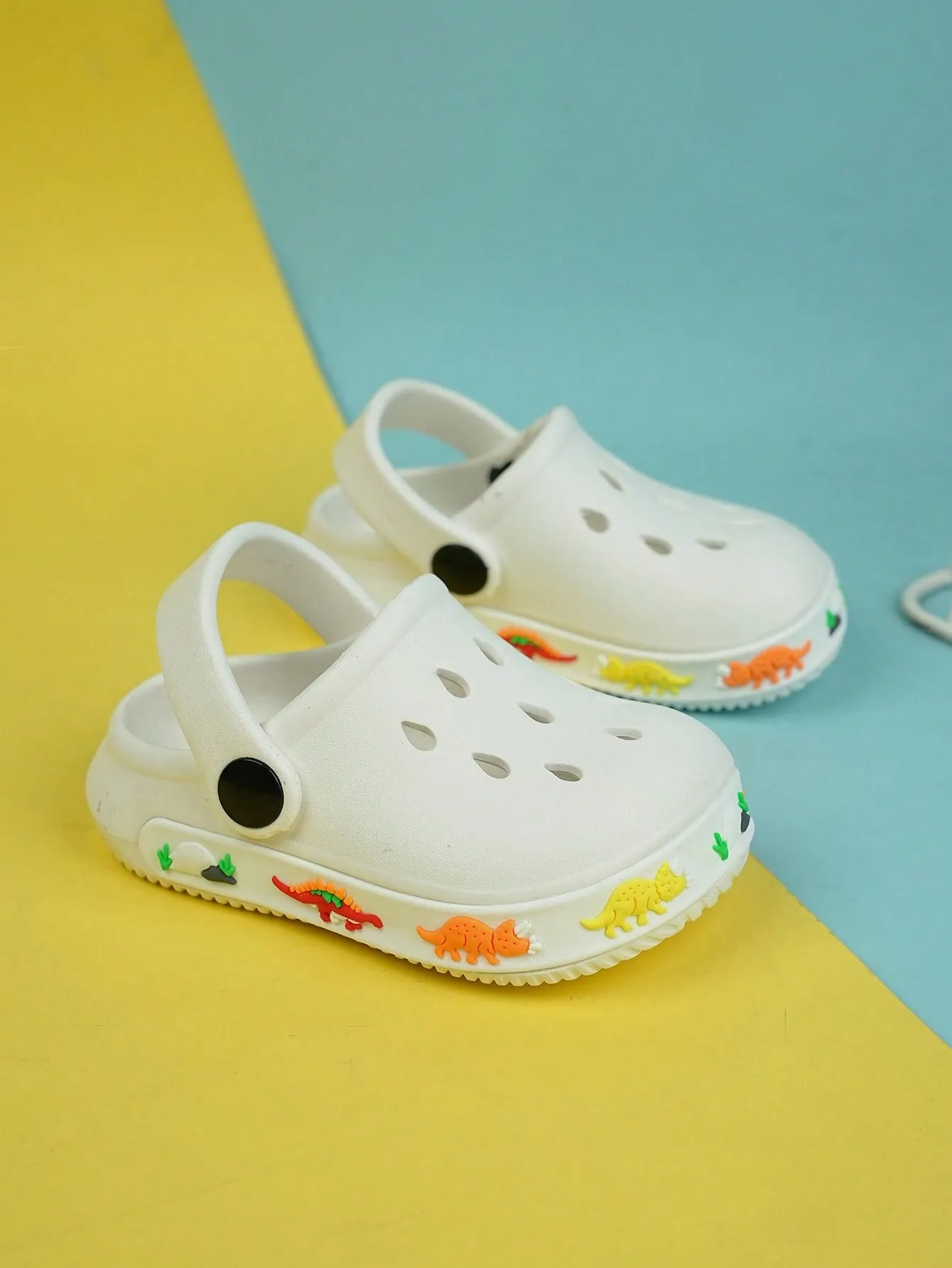 1pair Boys Hollow Out Design Cartoon Pattern Anti-slip Vented Clogs
