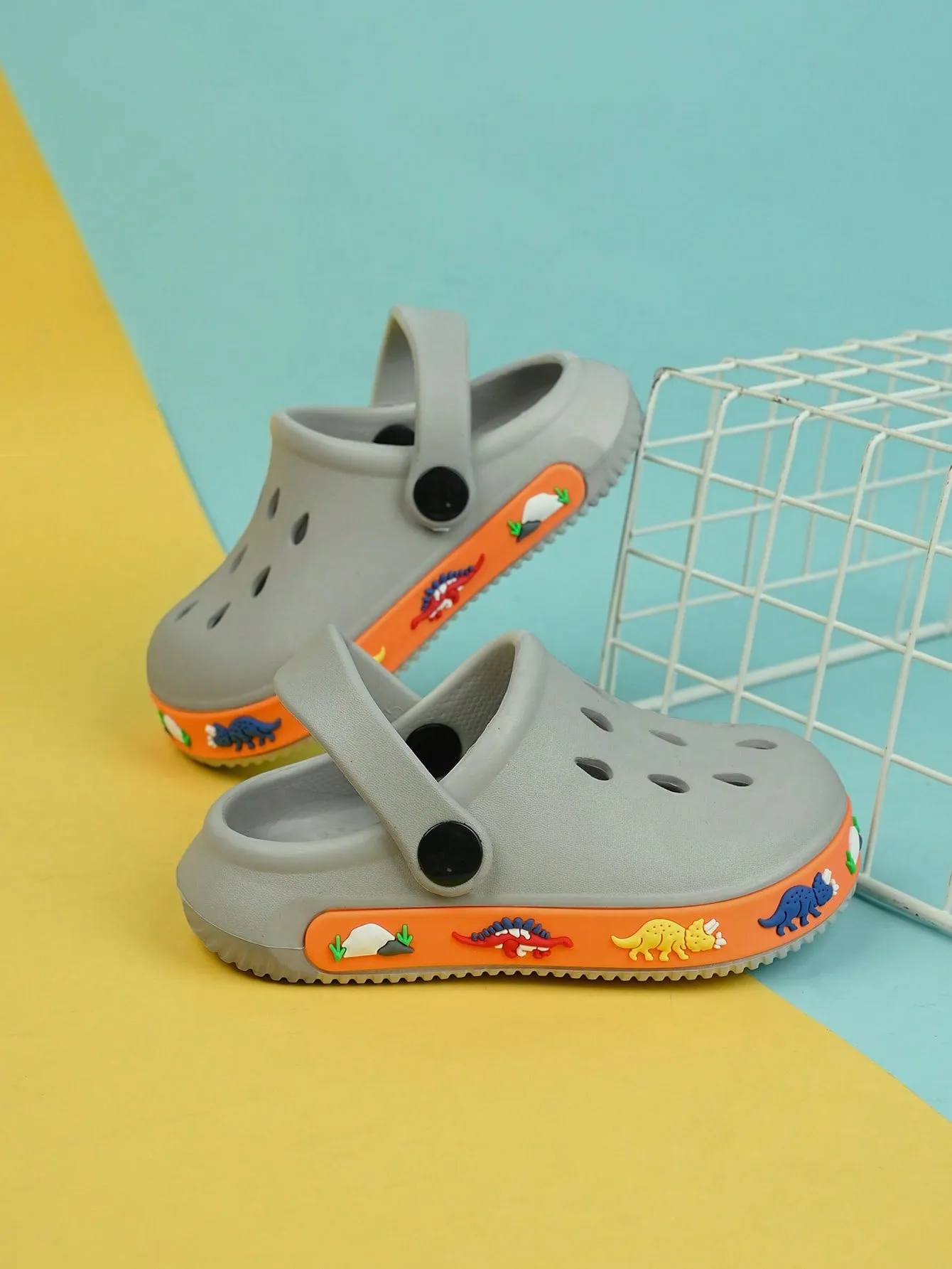 1pair Boys Hollow Out Design Cartoon Pattern Anti-slip Vented Clogs