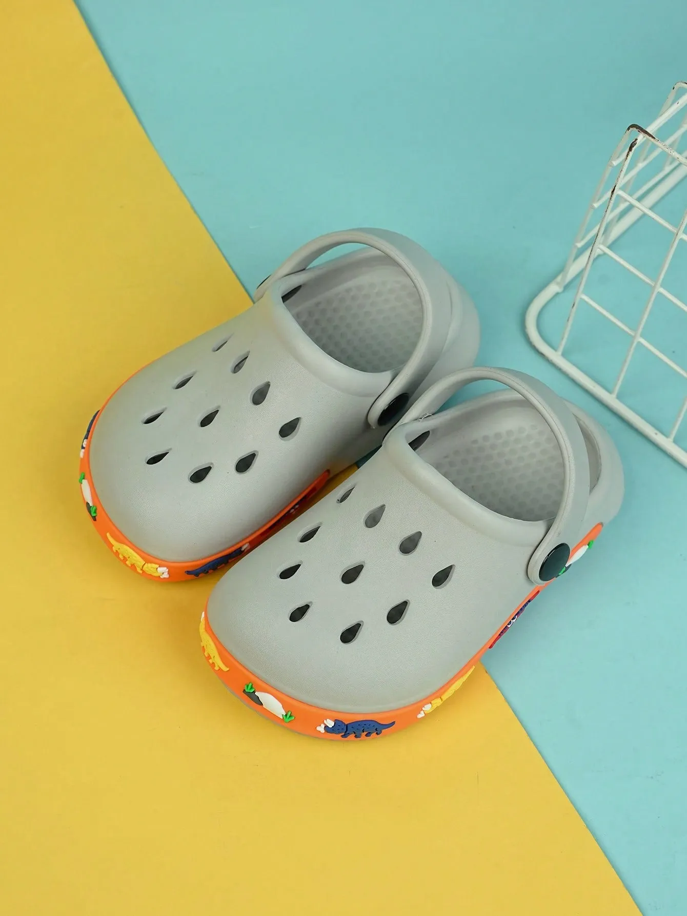 1pair Boys Hollow Out Design Cartoon Pattern Anti-slip Vented Clogs