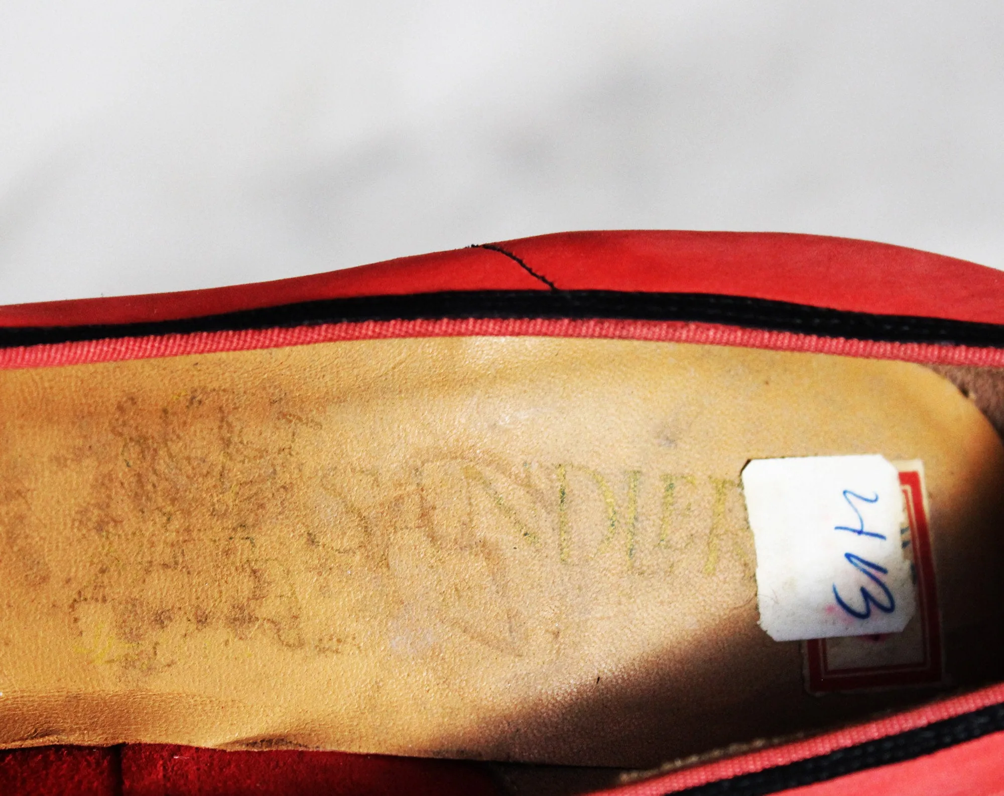 Size 4 Art Deco Shoes - Unworn 1950s Salmon Pink & Black High Heels - 50s Small Size Pumps - Two-Tone Butter Soft Suede - 4B Deadstock