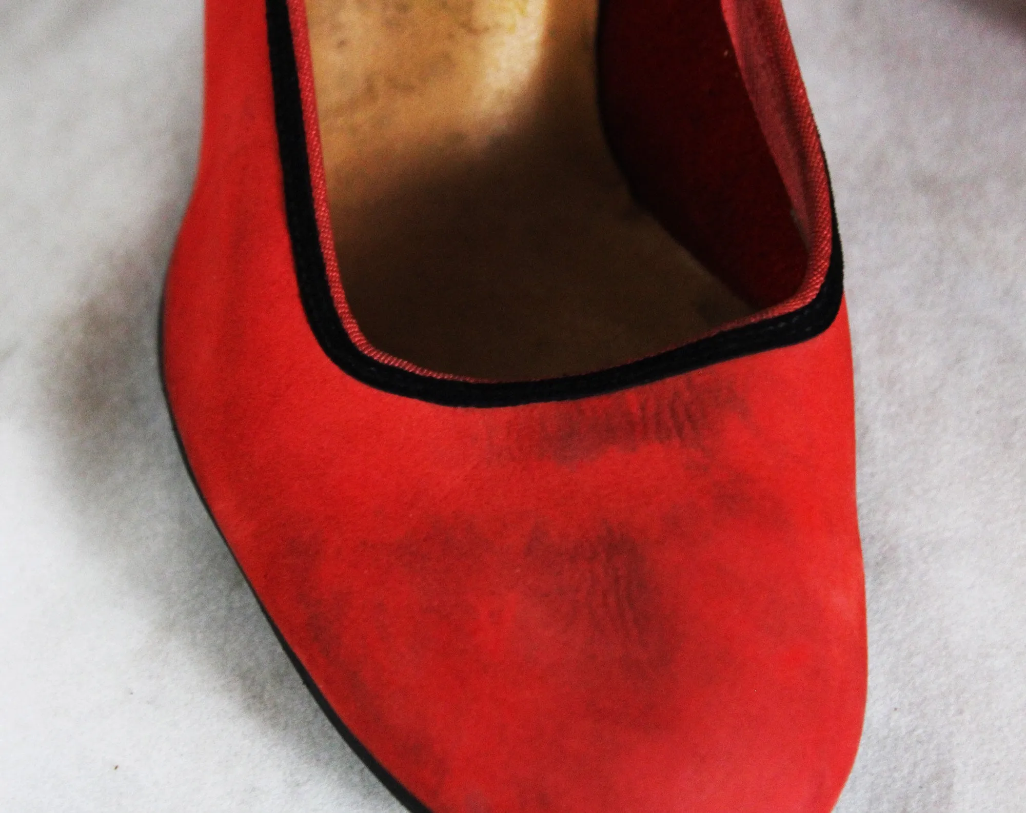 Size 4 Art Deco Shoes - Unworn 1950s Salmon Pink & Black High Heels - 50s Small Size Pumps - Two-Tone Butter Soft Suede - 4B Deadstock
