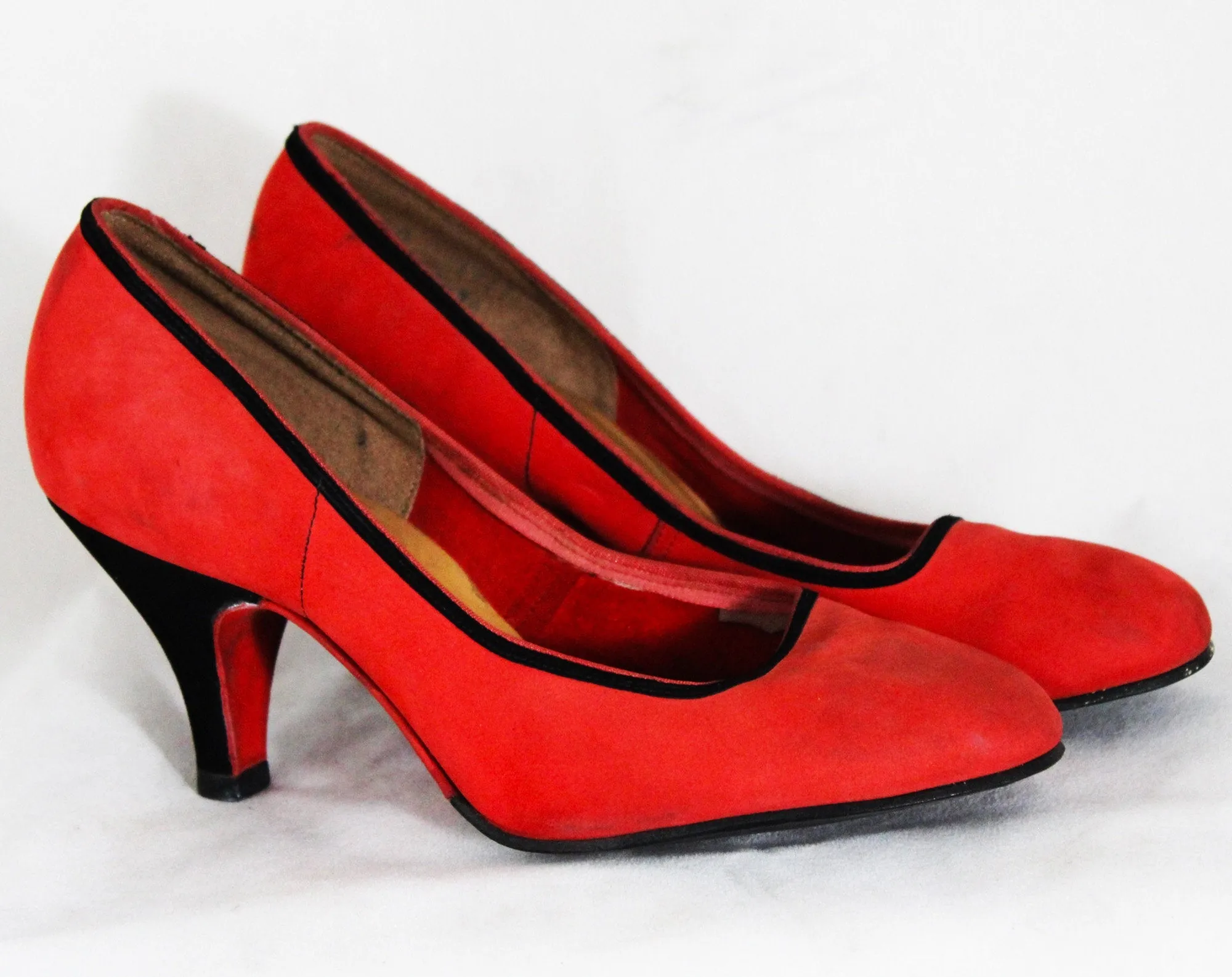 Size 4 Art Deco Shoes - Unworn 1950s Salmon Pink & Black High Heels - 50s Small Size Pumps - Two-Tone Butter Soft Suede - 4B Deadstock