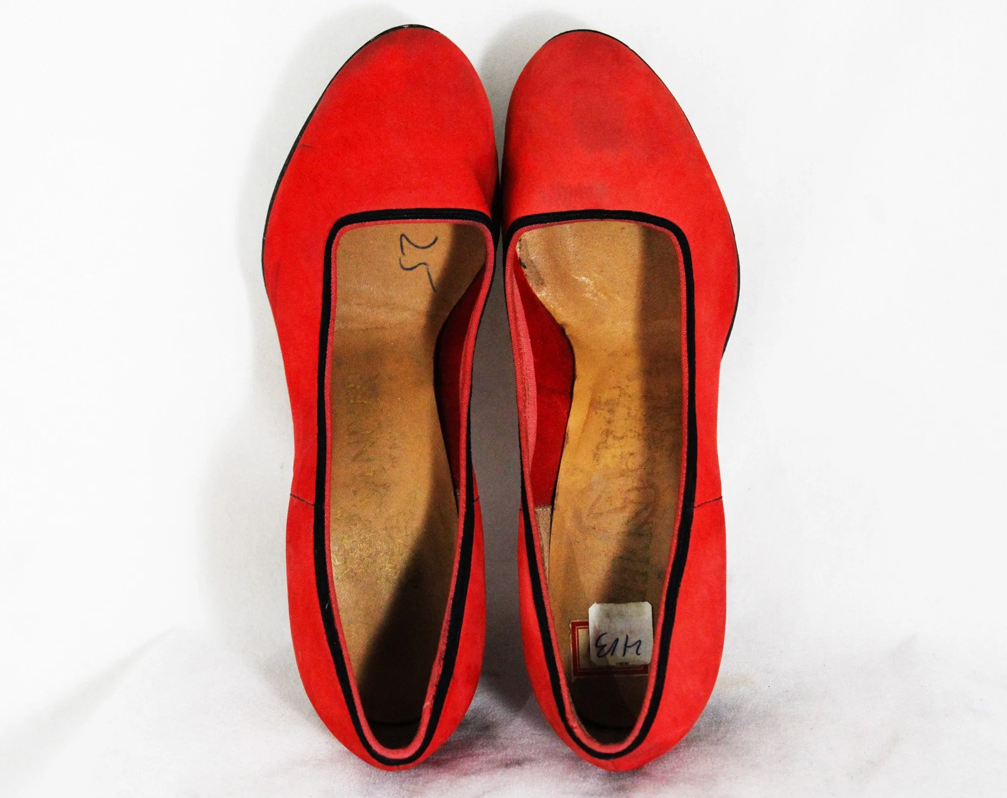 Size 4 Art Deco Shoes - Unworn 1950s Salmon Pink & Black High Heels - 50s Small Size Pumps - Two-Tone Butter Soft Suede - 4B Deadstock